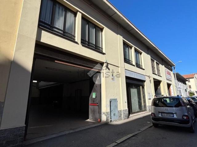 Capannone in affitto di 550 m² in Via Antonio Fogazzaro, 6