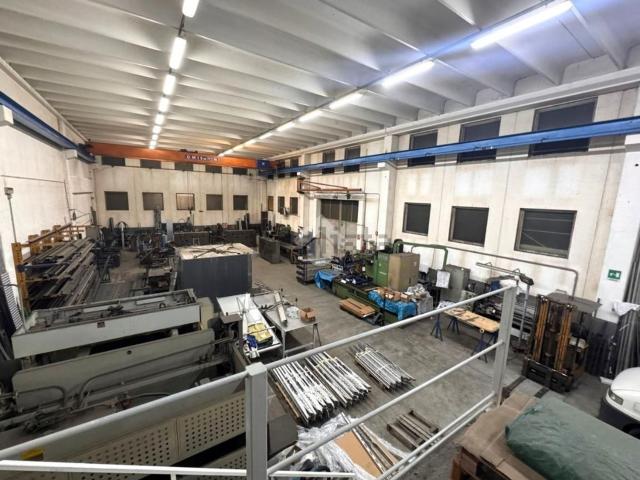 Capannone in affitto di 550 m² in Via Enrico Mattei, 98