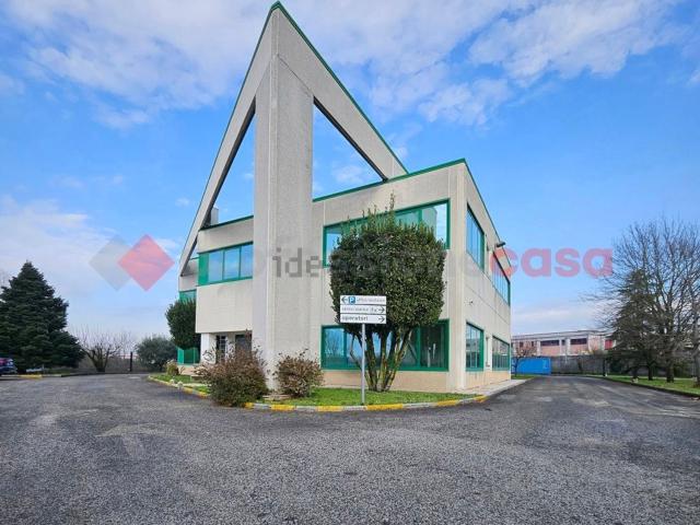 Capannone in affitto di 550 m² in Strada Asi, 1