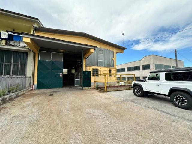 Capannone in affitto di 558 m² in Via Milia