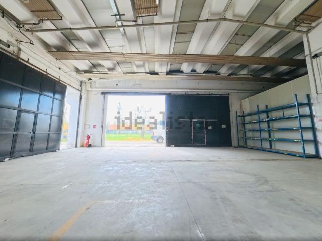 Capannone in affitto di 560 m² in Via Arturo Toscanini