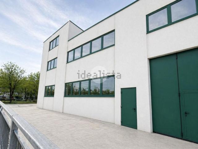 Capannone in affitto di 560 m² in Via Giovanni Pascoli