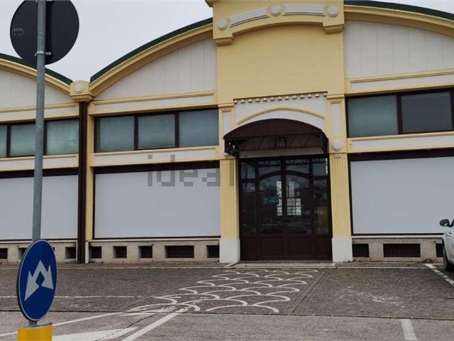 Capannone in affitto di 560 m² in Via Modena, 18