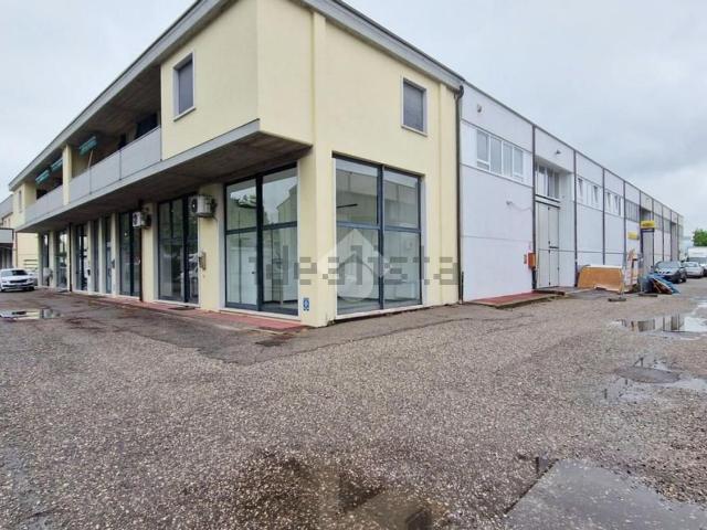 Capannone in affitto di 560 m² in Via Maiella, 28