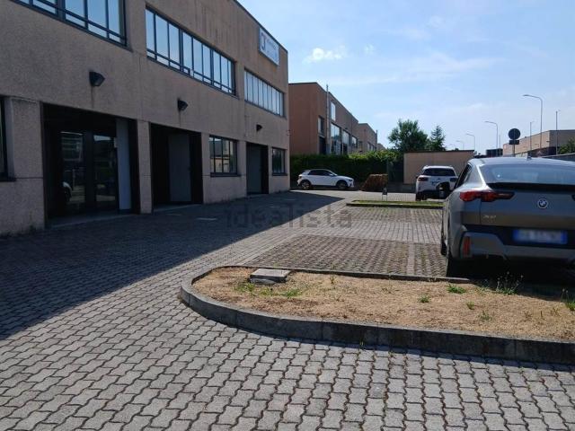 Capannone in affitto di 580 m² in Via Guido Rossa