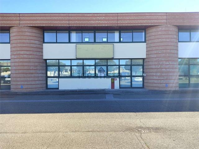 Capannone in affitto di 585 m² in Via Watt, 1