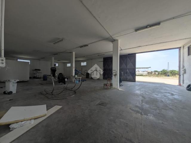 Capannone in affitto di 590 m² in Via della Pietra, 66