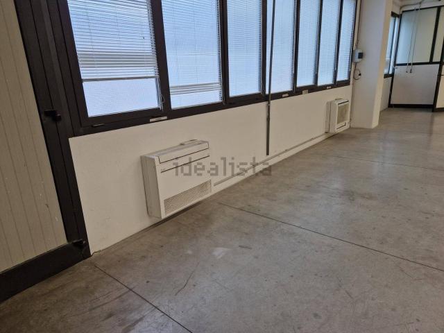 Capannone in affitto di 590 m² in Via Fontanelle, 6