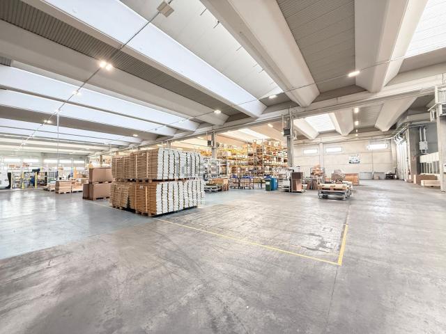 Capannone in affitto di 6005 m² in Via Salvo D&apos Acquisto