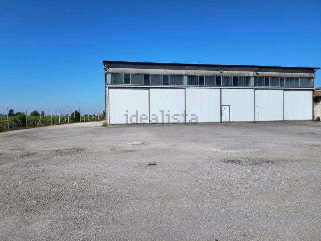Capannone in affitto di 600 m²