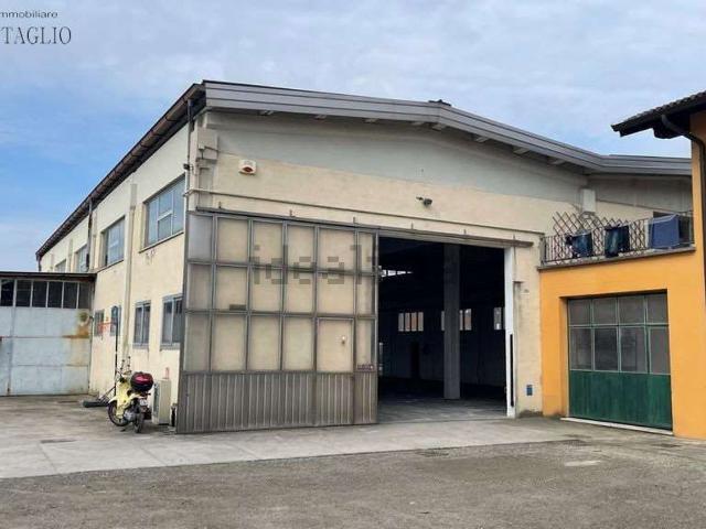 Capannone in affitto di 600 m²