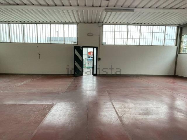 Capannone in affitto di 600 m²