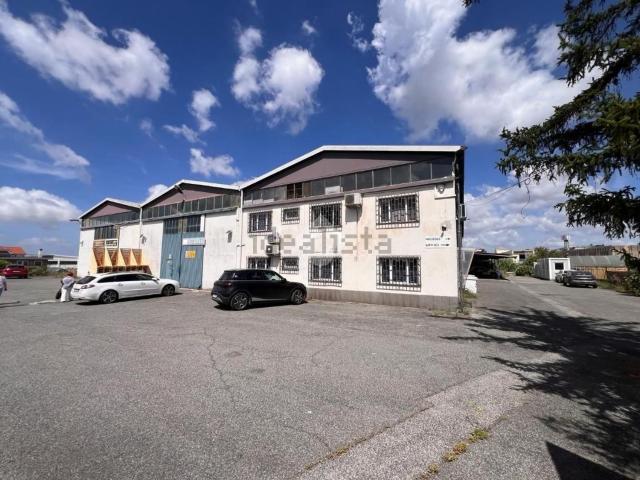 Capannone in affitto di 600 m²