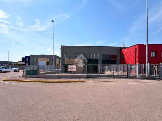Capannone in affitto di 600 m² in Via Campagna Sopra