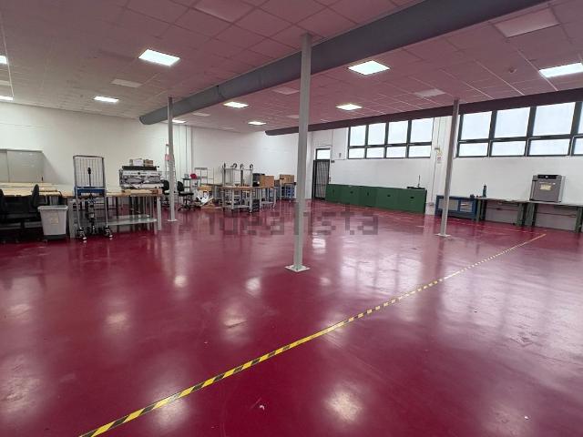Capannone in affitto di 600 m² in Via Cendon, 1