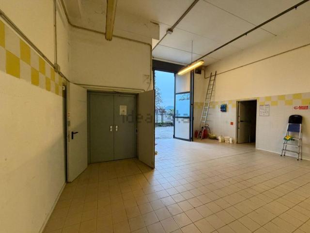 Capannone in affitto di 600 m² in Via Brustolon