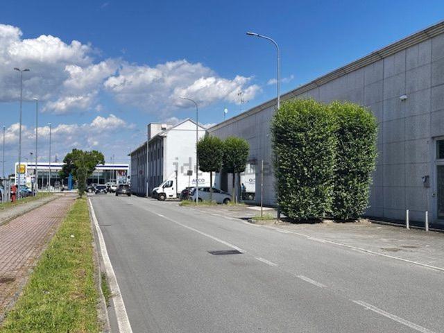 Capannone in affitto di 600 m² in Via Giacomo Peroni, 20
