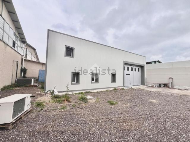 Capannone in affitto di 600 m² in Via della Meccanica