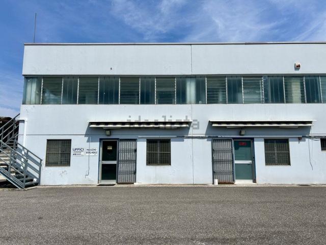 Capannone in affitto di 600 m² in Via Enzo Natta
