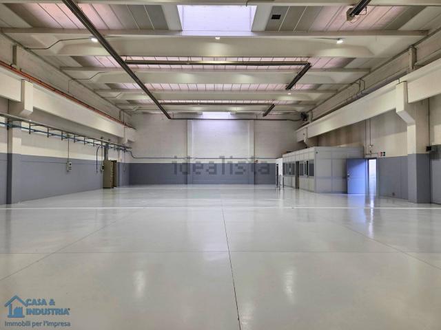 Capannone in affitto di 600 m² in Via Enrico Forlanini