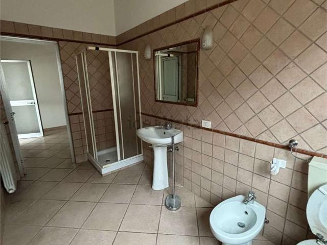 Capannone in affitto di 600 m² in Via Eugenio Petazzi