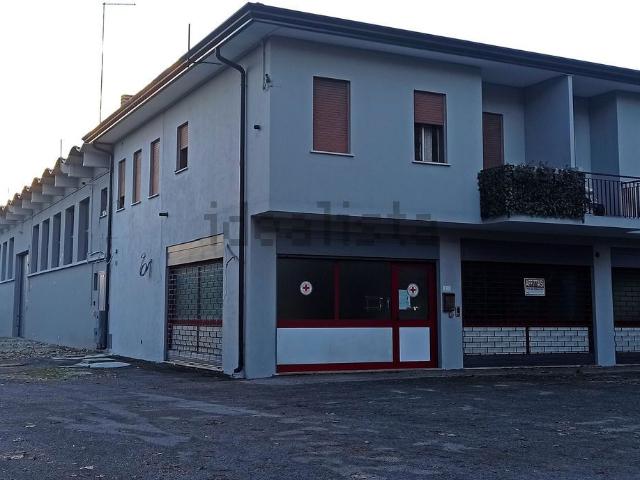Capannone in affitto di 600 m² in Via Francesco Beccaruzzi, 2