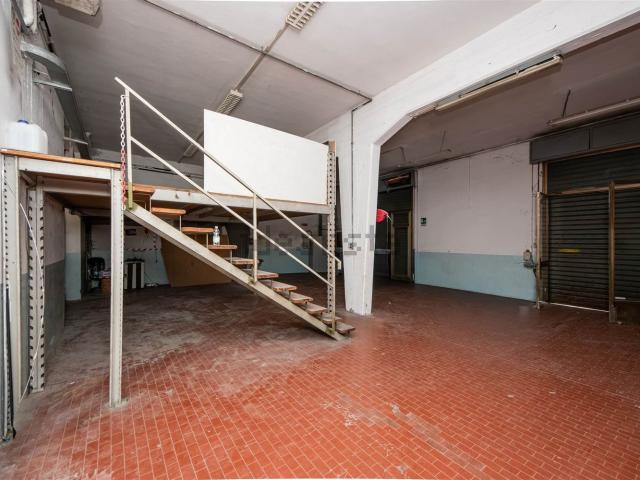 Capannone in affitto di 600 m² in Via Lando Landucci