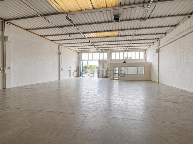 Capannone in affitto di 600 m² in Via Luigi Einaudi, 43