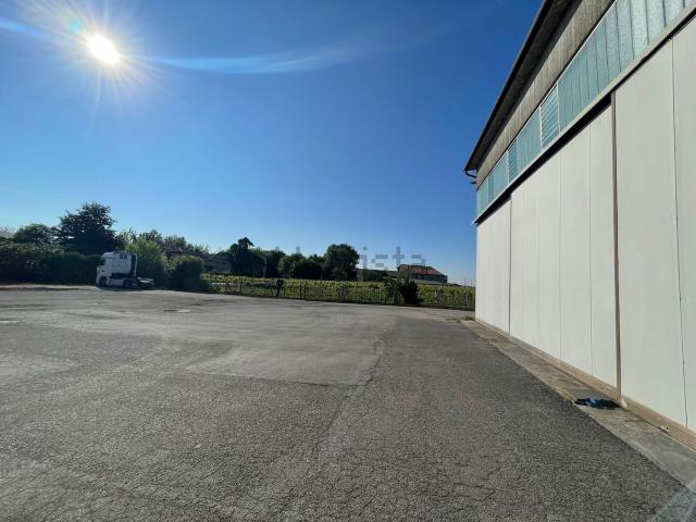 Capannone in affitto di 600 m² in Via Madonna