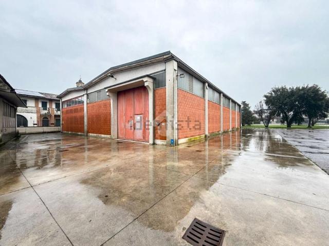 Capannone in affitto di 600 m² in Via Maggiore, 35