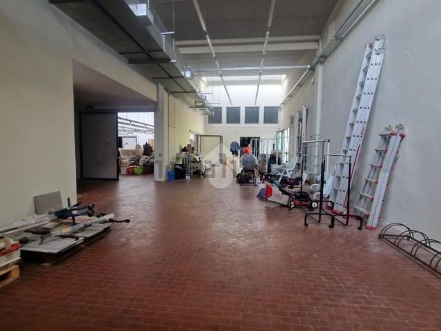 Capannone in affitto di 600 m² in Via Sicilia, 17