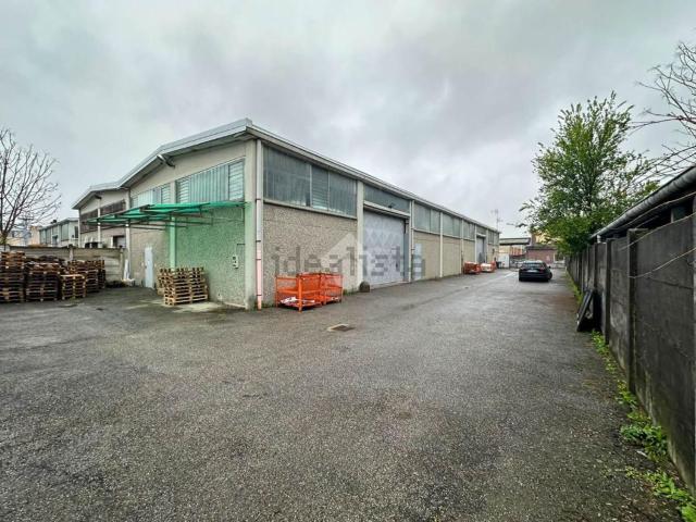 Capannone in affitto di 600 m² in Via Pusiano