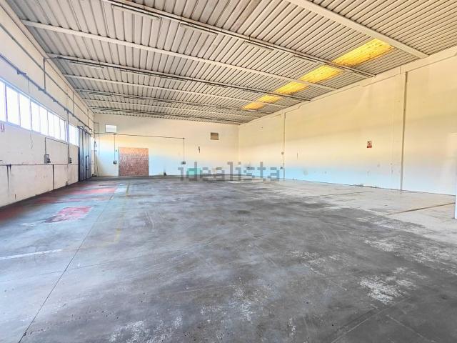 Capannone in affitto di 600 m² in Via Regno Unito, 15