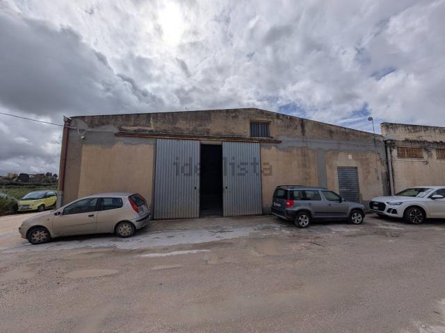 Capannone in affitto di 600 m² in Via Vito d&apos Anna, 6