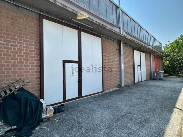Capannone in affitto di 600 m² in Via Vinca, 2