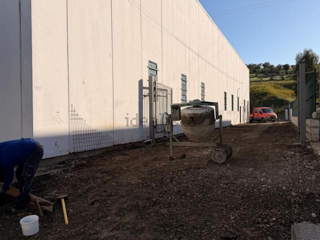 Capannone in affitto di 600 m² in Viale Magna Grecia