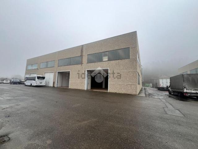 Capannone in affitto di 600 m² in Strada Statale 35 dei Giovi, 22