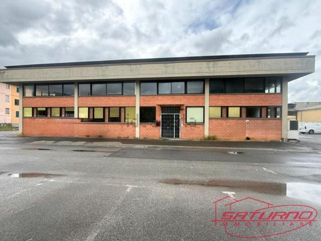 Capannone in affitto di 610 m² in Via Sottomonte, 77