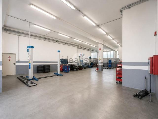 Capannone in affitto di 612 m² in Via Roma