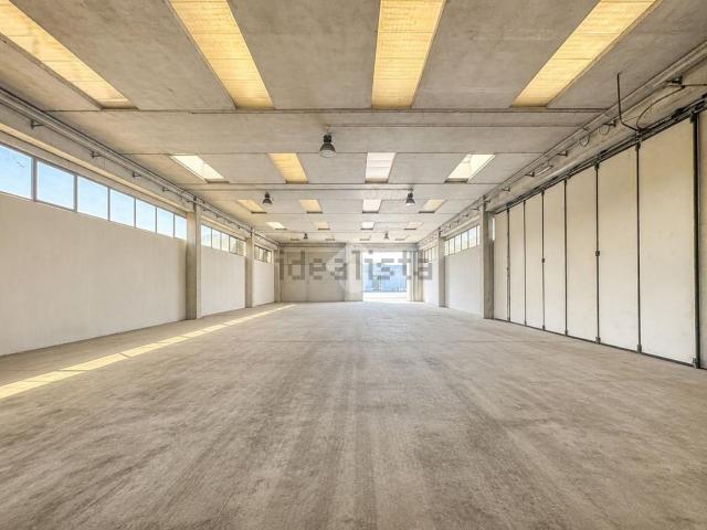 Capannone in affitto di 620 m² in Strada Vecchia Monzasca