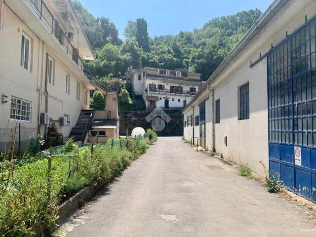 Capannone in affitto di 630 m² in Via Conturli