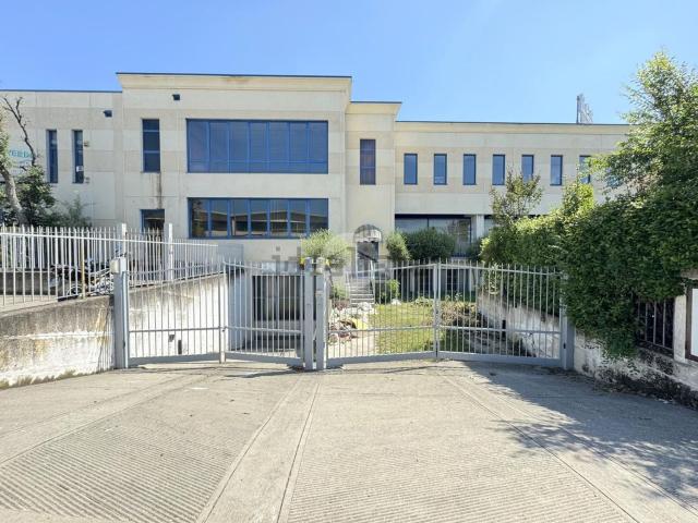 Capannone in affitto di 630 m² in Via Europa, 14