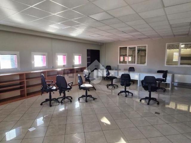 Capannone in affitto di 638 m² in Via IV Novembre