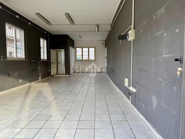 Capannone in affitto di 67 m² in Via Nazionale per Teramo, 24