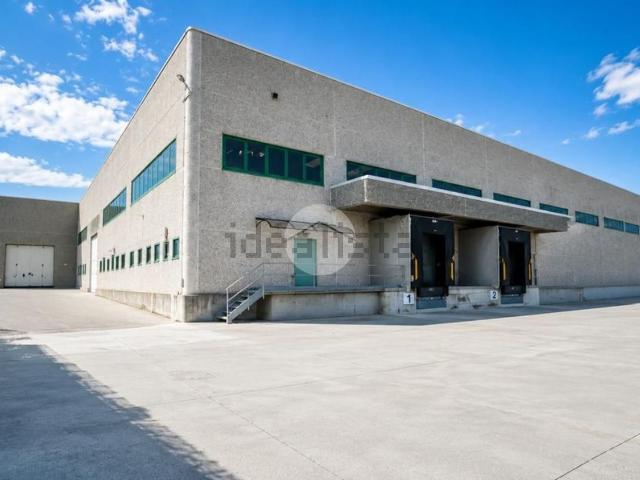 Capannone in affitto di 6400 m² in Via Azzano San Paolo