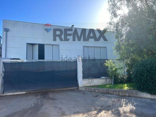 Capannone in affitto di 640 m² in Via Calabria