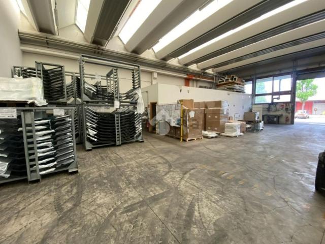 Capannone in affitto di 640 m² in Via Messico, 11
