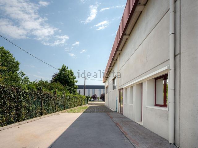 Capannone in affitto di 640 m² in Viale delle Industrie