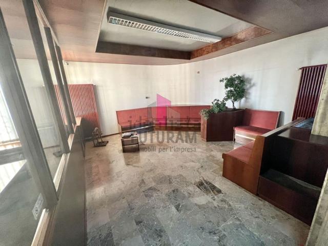 Capannone in affitto di 642 m² in Via Dante Alighieri