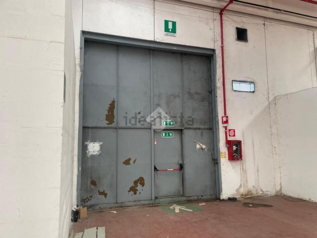 Capannone in affitto di 6500 m² in Via Enrico Mattei